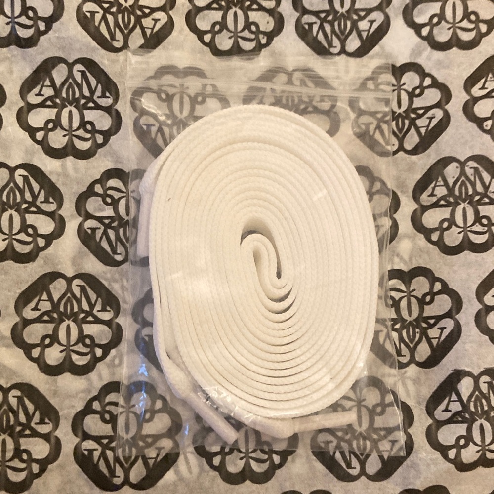 Classic White Shoelaces Alexander Mc Queen brand new Waze original papers